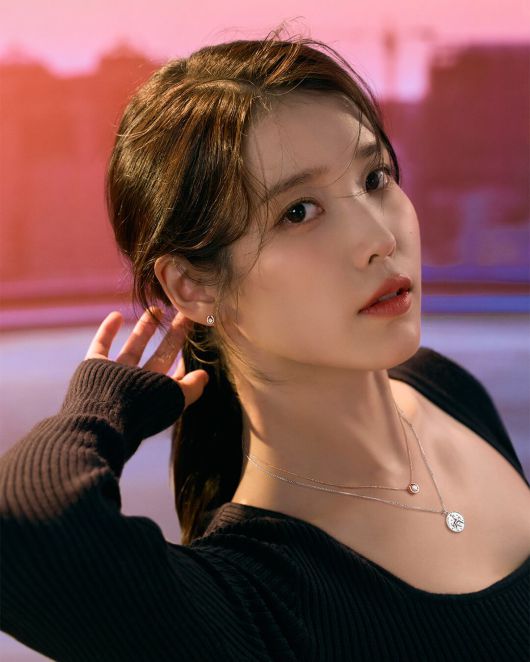 제이에스티나의 ‘위시제이(WISH J)’ 컬렉션을 착용한 아이유. 제이 에스티나.