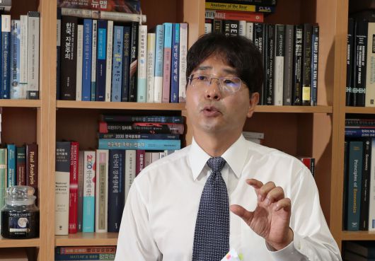 이윤수 서강대 경제학부 교수. /전기병 기자