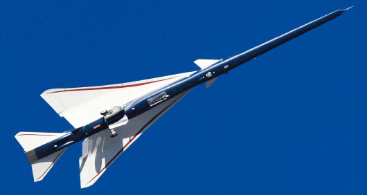 미국 항공우주국(NASA)과 방산 기업 록히드마틴이 공동 개발한 초음속 비행기 X-59가 2025년 10월  28일 캘리포니아주 팜데일 상공에서 첫 시험 비행을 하고 있다. 길쭉한 쐐기 모양 기체에 전면 유리창이 없는 X-59는 초음속 비행 시 발생하는 굉음 ‘소닉붐’이 나지 않도록 설계됐다. 이에 따라 비행 시 소음은 소닉붐의 1000분의 1 수준으로 차 문을 닫는 소리보다도 작다고 외신들은 전했다./ 로이터 연합뉴스