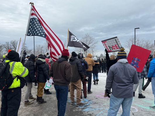 15일 미네소타주 미니애폴리스 인근 연방 건물 앞에서 트럼프 정부의 이민 정책에 반대하는 이들이 모여 구호를 외치고 있다. /미니애폴리스(미네소타주)=김은중 특파원