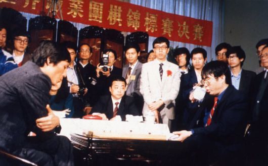 1989년 열린 '잉씨배' 1회 대회에 참석한 조훈현 9단과 녜웨이핑 9단. /한국기원