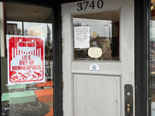 15일 미네소타주 미니애폴리스 인근 한 커피숍에 이민세관단속국(ICE) 등 연방 정부 직원의 출입을 사절한다는 내용의 안내문과 그림이 붙어 있다. /미니애폴리스(미네소타주)=김은중 특파원