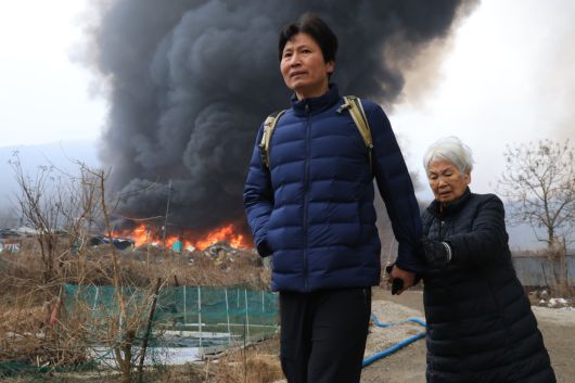 16일 오전 서울 강남구 구룡마을에 화재가 발생한 가운데 주민들이 집을 빠져나오고 있다. /박성원 기자