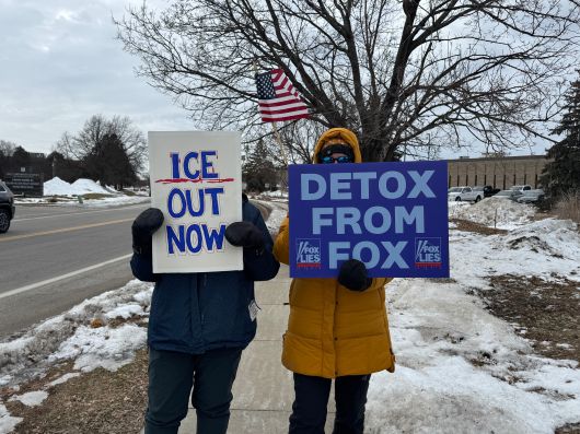 15일 미네소타주 미니애폴리스 인근 공화당 본부 건물 앞에서 시위 참가자들이 이민세관단속국(ICE)의 불법 이민 단속에 반대하는 내용의 피켓을 들고 있다. /미니애폴리스(미네소타주)=김은중 특파원