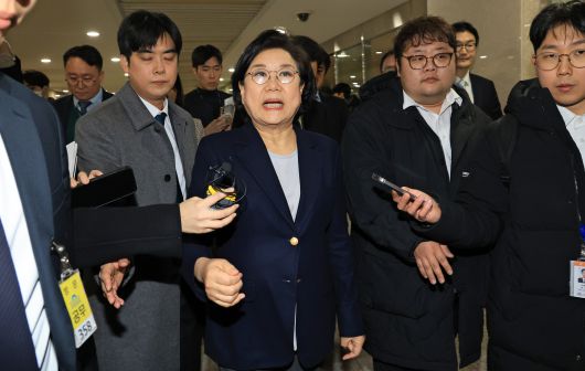 이혜훈 기획예산처 장관 후보자가 19일 서울 여의도 국회에서 취재진의 질문을 받으며 이동하고 있다. 이날 열린 재정경제기획위원회 전체회의는 이 장관의 청문회 개최 여부를 놓고 여야간 공방이 이어지다 정회됐다. /남강호 기자