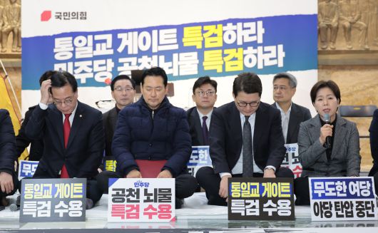 닷새째 단식농성 중인 국민의힘 양향자 최고위원이 19일 서울 여의도 국회 로텐더홀에서 열린 최고위원회의에서 발언하고 있다. 왼쪽부터 송언석 원내대표, 장동혁 대표, 신동욱, 양향자 최고위원. /남강호 기자