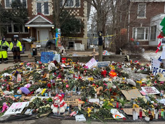 지난 7일 미네소타주 미니애폴리스에서 이민세관단속국(ICE) 요원의 총격으로 사망한 백인 여성 르네 굿이 숨진 포틀랜드 애비뉴 인근에 마련된 추모 공간. /미니애폴리스(미네소타주)=김은중 특파원