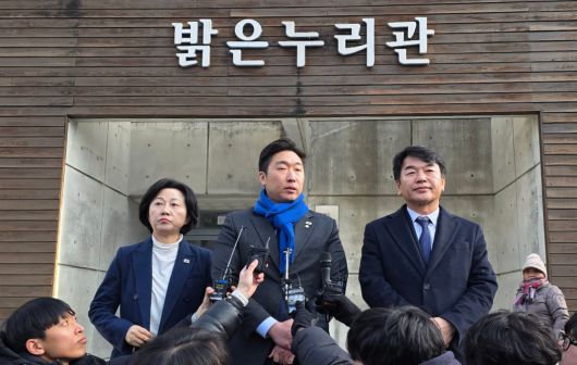 김용만(가운데) 더불어민주당 의원이 19일 충남 천안 독립기념관에서 이사회를 마치고 기자회견을 하고 있다./뉴스1