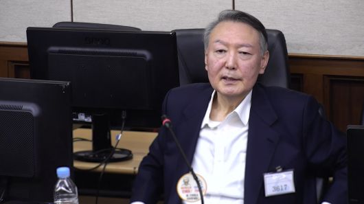 고위공직자범죄수사처(공수처) 체포영장 집행 방해 및 국무위원 심의권 침해로 재판에 넘겨진 윤석열 전 대통령이 지난달 26일 서울 서초구 중앙지방법원에서 열린 1심 결심 공판에서 최후 진술을 하고 있다. 뉴스1