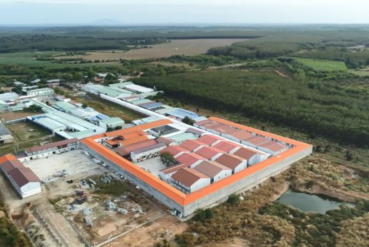 국가정보원은 20일 캄보디아 스캠 조직의 잇단 검거에도 청년 피해가 여전히 이어지고 있다며 관련 사례를 공개하고 각별한 주의를 당부했다. 사진은 국가정보원이 이날 언론에 공개한 캄보디아 몬돌끼리주의 스캠단지 모습./국가정보원 제공