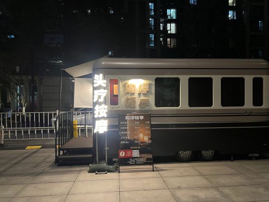 15일 밤 항저우 딥시크 본사 앞의 바퀴 달린 두피 안마 가게. 58위안(약 1만2000원)을 내면 35분간 두피 안마를 받을 수 있다./이벌찬 특파원