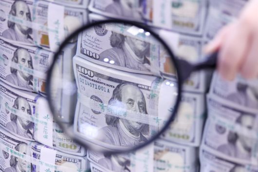 (서울=뉴스1) 민경석 기자 = 도널드 트럼프 미국 대통령의 관세 정책 여파로 미국 주식과 국채, 달러가 동시에 투매되는 '셀 아메리카(Sell America)' 현상이 일어나며 기축통화인 달러에 대한 신뢰도가 떨어지고 있다.25일 서울 중구 하나은행 위변조대응센터에서 직원이 100달러 지폐를 살펴보고 있다. 2025.4.25/뉴스1