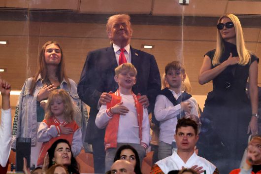 도널드 트럼프 미국 대통령이 19일 플로리다주 마이애미의 하드 록 스타디움에서 열린 대학 풋볼 경기 결승전을 관람하고 있다. 트럼프 왼쪽은 손녀 카이, 오른쪽은 장녀 이방카다. /AFP 연합뉴스