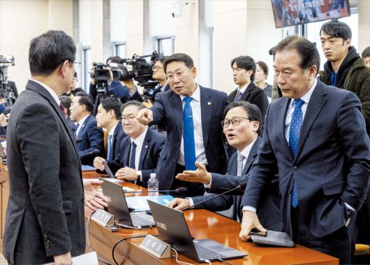 여야 대치 끝에 정회  19일 오전 국회 재정경제기획위원회 전체회의에서 국민의힘 간사인 박수영(맨 왼쪽) 의원과 민주당 간사인 정태호(맨 오른쪽) 등 민주당 의원들이 이혜훈 기획예산처 장관 후보자 인사청문회 개최와 자료 제출 문제를 놓고 이야기하고 있다. 이날 이 후보자의 청문회는 여야 합의가 이뤄지지 않아 무산됐다./김지호 기자