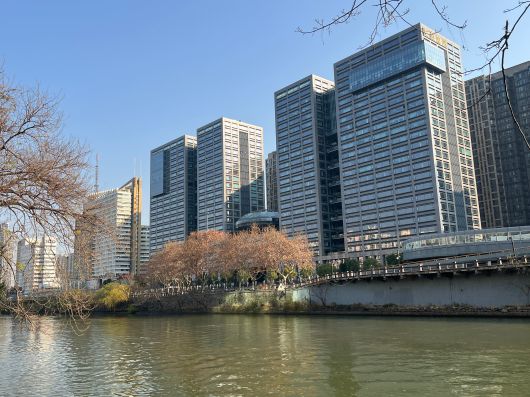 공교롭게도 항저우 본사는 징항(京杭)대운하 본류 강변에, 베이징 연구거점은 운하 베이징 구간인 퉁후이허 수계 흔적이 남은 하이뎬구(區)에 자리 잡고 있다. 딥시크가 중국 남북을 잇는 천년 수로 양끝에서 'AI 대운하'를 새로 설계하는 듯한 모습이다. 사진은 15일 항저우 딥시크 본사./이벌찬 특파원
