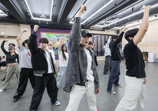 뮤지컬 콘서트 ‘더 미션:K-새벽을 연 사람들’ 연습에 열중하고 있는 배우들. /장경식 기자