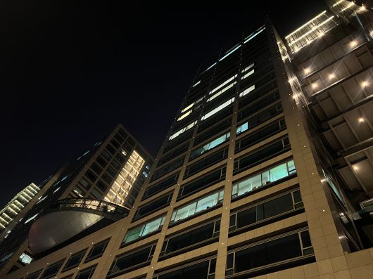 15일 밤 징항대운하를 바라보는 중국 항저우의 딥시크 본사도 야근 중이었다. 딥시크 연구진은 최근 베이징대와 공동으로 AI 모델의 '기억(메모리 저장)'과 '계산'을 분리하여 정보를 효율적으로 불러오는 기술인 '엔그램(Engram)'을 소개했다./항저우=이벌찬 특파원