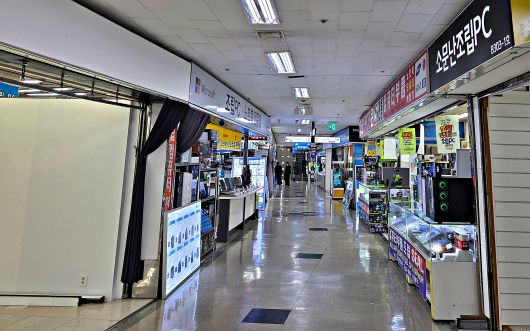 D램 가격 급등으로 PC 수요가 크게 줄면서 가뜩이나 한산하던 용산 선인 상가의 조립 PC 전문 매장이 아예 텅텅 비었다. /최아리 기자