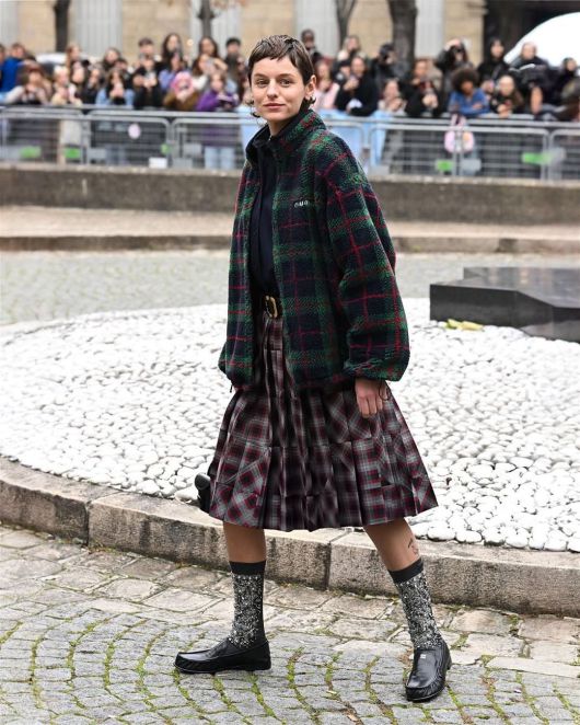 2025 가을/ 겨울 미우미우 패션쇼에 참석한 여배우 엠마 코린의 미우 미우 플리스 룩. @harry_lambert