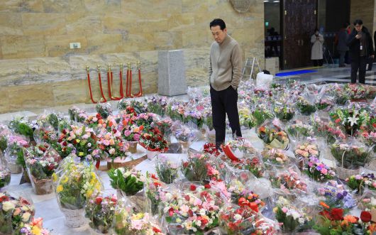더불어민주당의 통일교 및 공천뇌물 특검 수용을 촉구하며 6일째 단식을 이어가고 있는 국민의힘 장동혁 대표가 20일 서울 여의도 국회 로텐더홀 단식농성장 인근에 놓여있는 지지자들의 꽃을 보고 있다. /남강호 기자