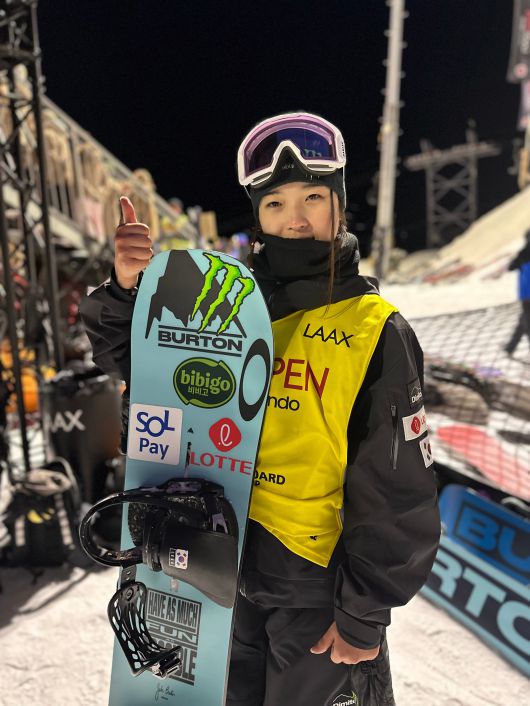 최가온(세화여고)이 18일 스위스 락스에서 열린 2025-2026 FIS 스노보드 월드컵 여자 하프파이프 결선에서 92.50점을 받아 1위를 차지했다. 사진은 기념촬영하는 최가온./올댓스포츠, 연합뉴스