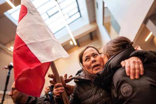 20일 그린란드 외교·연구 담당 장관 비비안 모츠펠트(Vivian Motzfeldt)가 그린란드 누크 공항에 도착한 뒤 한 여성과 포옹하고 있다./AP 연합뉴스