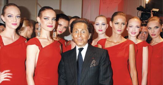 발렌티노 가라바니가 지난 2008년 봄·여름 컬렉션 패션쇼를 통해 공식 은퇴를 선언할 당시. 그의 상징인 ‘발렌티노 레드 드레스’를 입은 모델들과 함께 패션쇼 마지막 무대를 장식했다./게티이미지코리아