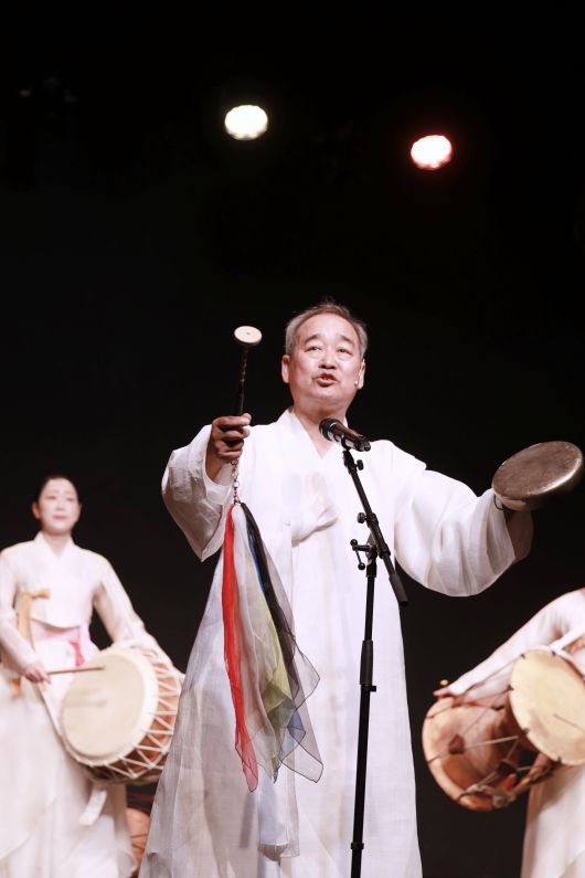 서울 돈화문국악당에서 열린 채상소고춤 명인 '김운태전(傳)' 중 김운태의 비나리. /구기훈 사진가, PRM