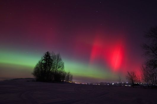 20일 폴란드 남부 자코파네 인근 두트코프카 마을, 타트라산맥 포드할레 지역에 오로라 현상이 일어나고 있다./EPA 연합뉴스