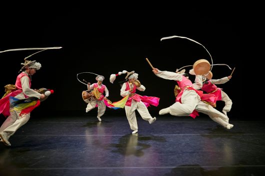 서울 돈화문국악당에서 열린 채상소고춤 명인 '김운태전(傳)' 공연 중 그가 여성농악단의 맥을 이어 조직한 '연희단 팔산대'의 판굿./PRM