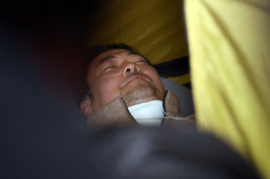 단식투쟁 7일차인 장동혁 국민의힘 대표가 21일 서울 여의도 국회 로텐더홀 농성장을 찾은 이준석 개혁신당 대표와 만나 대화를 나눈 뒤 자리에 눕고 있다. /남강호 기자