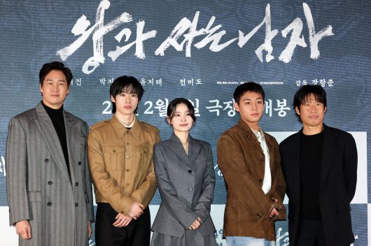 배우 유지태(왼쪽부터), 김민, 전미도, 박지훈, 유해진이 21일 오후 서울 강남구 코엑스 메가박스점에서 열린 영화 ‘왕과 사는 남자’ 기자간담회에서 포즈를 취하고 있다. /뉴스1