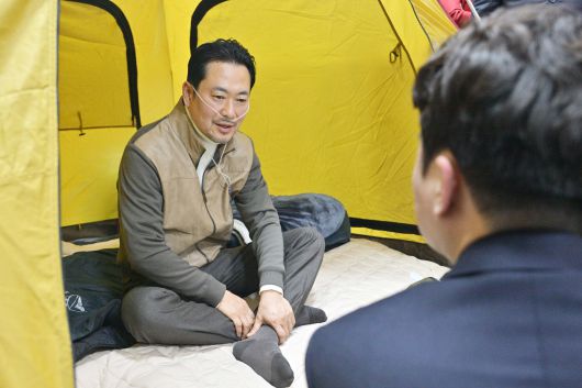 이준석 개혁신당 대표가 21일 오전 국회 로텐더홀에서 단식 7일차인 장동혁 국민의힘 대표를 방문하고 있다. /남강호 기자