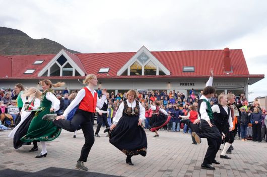 작년 8월 14일, 노르웨이의 스발바르에 대한 주권 행사 100주년을 기념하기 위해 롱이어비엔 마을 광장에서 열린 축제에서 민속 무용단 폴라레이크가 춤을 추고 있다./Norsk Telegrambyrå