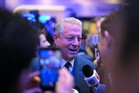 앨 고어 전 미국 부통령이 21일 스위스 다보스 포럼에서 취재진의 질문을 받고 있다. /AFP 연합뉴스