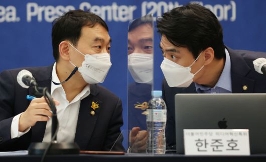 더불어민주당 김용민 의원과 한준호 의원. /연합뉴스