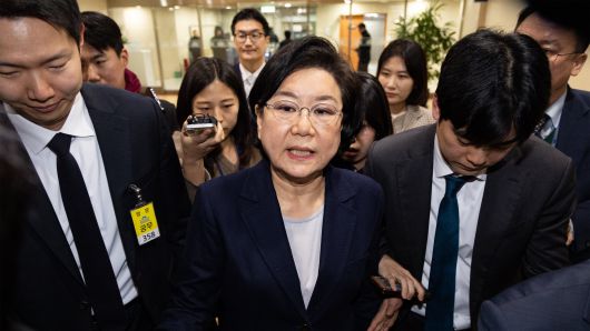 이혜훈 기획예산처 장관 후보자가 지난 19일 서울 국회에서 인사청문회 개회를 기다리며 본청 내부를 이동하고 있다. /뉴스1