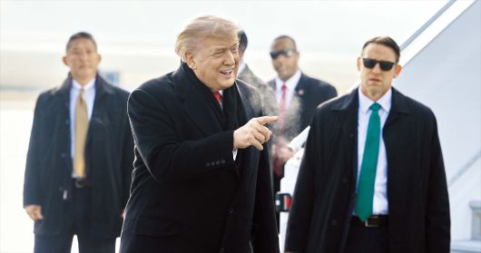 기체 이상으로 전용기 갈아타고 온 트럼프  스위스 다보스에서 열리는 세계경제포럼 참석차 21일 취리히 공항에 도착한 도널드 트럼프 미국 대통령이 전용기에서 내린 뒤 수행원들에게 손짓하고 있다. 트럼프는 전날 백악관에서 취임 1주년 기자회견을 마친 뒤 전용기편으로 다보스로 향했다가, 기체의 전기 계통 이상으로 회항해 예비 항공기로 갈아타고 다시 출발했다./ AP 연합뉴스