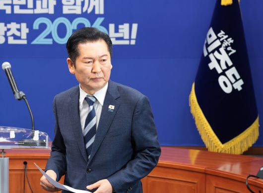 더블어민주당 정청래 대표가 22일 서울 여의도 국회에서 긴급 기자회견을 열고 조국혁신당에게 합당을 제안한 뒤 퇴장하고 있다. /남강호 기자