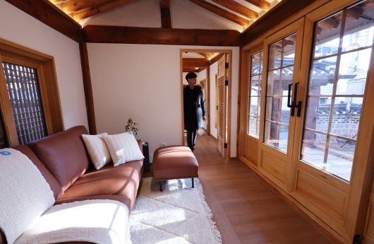 지난 7일 서울 종로구 가회동 미리내집 연계형 공공한옥 1호에서 실제 공급 예정인 한옥을 둘러볼 수 있는 개방행사가 진행됐다. /뉴스1