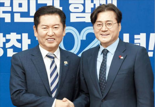 여당만 만난 신임 정무수석  더불어민주당 정청래(왼쪽) 대표가 21일 국회에서 홍익표 정무수석을 접견하며 악수하고 있다./남강호 기자