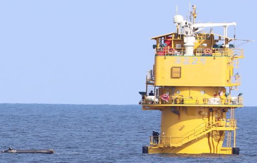 이병진 더불어민주당 의원이 중국이 서해에 설치한 구조물 '선란 2호' 사진을 공개했다. 지난 8월 촬영된 것이다. 사진에 사람 5명이 찍혀 있다./조선일보DB