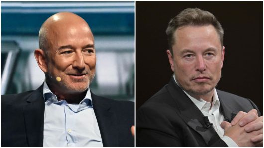 제프 베이조스 아마존 창업자(왼쪽)가 블루오리진 위성통신망 구축 선언하며 일론 머스크의 스타링크에 도전장을 내밀었다. /AFP 연합뉴스