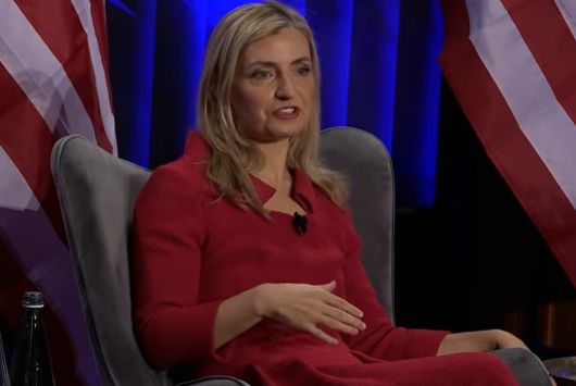 사라 로저스 국무부 공공외교 담당 차관이 22일 스위스 다보스 포럼에서 발언을 하고 있다. /올 인 팟캐스트