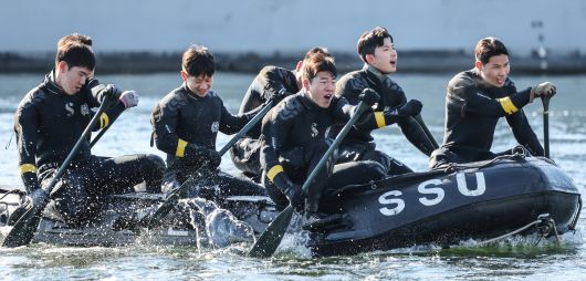 해군 심해잠수사(SSU) 부대원들이 22일 경남 창원시 진해구 진해 군항에서 혹한기 훈련 중 고무보틀(CRRC) 패들링 훈련을 하고 있다./장경식 기자