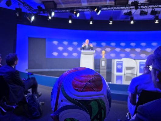 인판티노 회장이 객석으로 던진 2026냔 월드컵 공인 축구공.