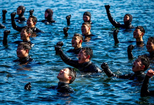 해군 특수전전단 해난구조전대(SSU) 소속 심해잠수사들이  22일 경남 창원시 진해구 진해군항에서 열린 2026년 혹한기 내한훈련에서 바다에 입수해 군가를 부르고 있다./장경식 기자