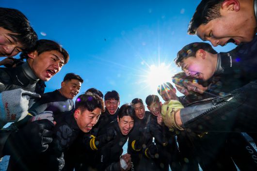 해군 특수전전단 해난구조전대(SSU) 소속 심해잠수사들이  22일 경남 창원시 진해구 진해군항에서 열린 2026년 혹한기 내한훈련에서 고무보트 패들링를 마친 뒤 화이팅을 외치고 있다./장경식 기자