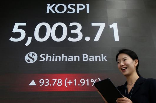 22일 오전 서울 중구 신한은행 본점 로비에 전광판에 코스피지수가 장중 5000을 돌파하고 있다. (신한지주 제공. 재판매 및 DB 금지) 2026.1.22/뉴스1