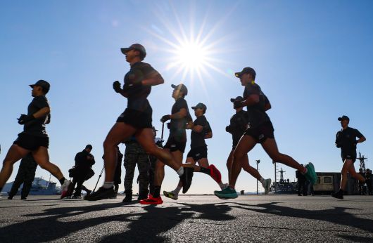 전국적으로 맹추위가 기승을 부린 22일 경남 창원 진해 군항에서 열린 혹한기 내한훈련에서 해군 심해잠수사(SSU)들이 달리기를 하고 있다. /장경식 기자
